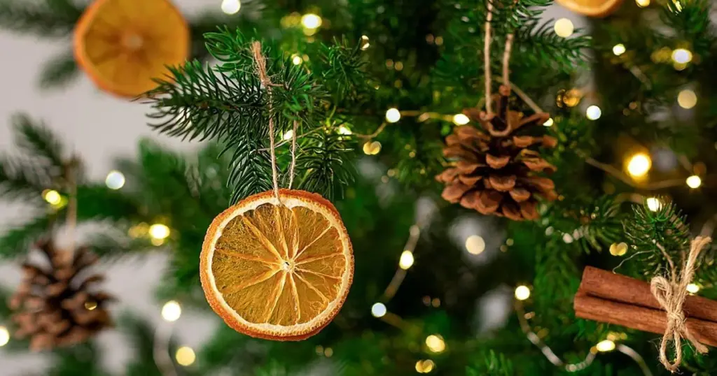 Julen 2025: Kender du den skjulte betydning bag kanelstangen på juletræet? - image 1