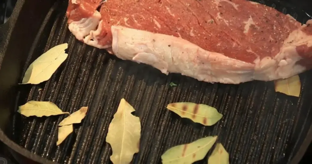 Grill som en mester: Det hemmelige laurbærblad-trick for perfekt smag og nem rengøring - image 3