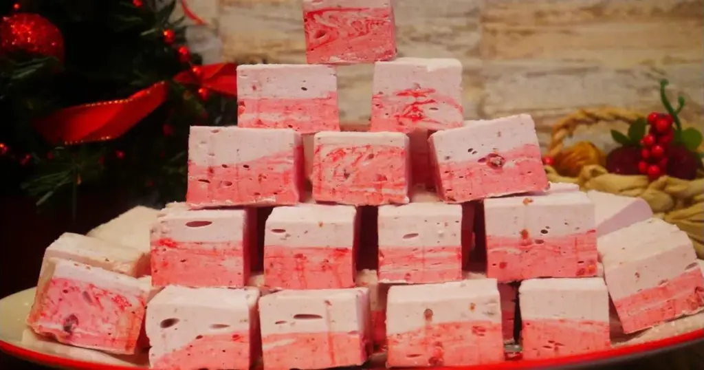 Opskrift: Hjemmelavet Karamel med Tranebær og Granatæble – En Festlig Julelækkeri! - image 1