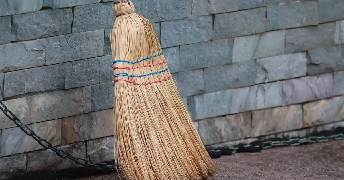 Det geniale rengøringstrick: Derfor skal du sætte en gammel sok på din kost, når du fejer gulvet! - image 4