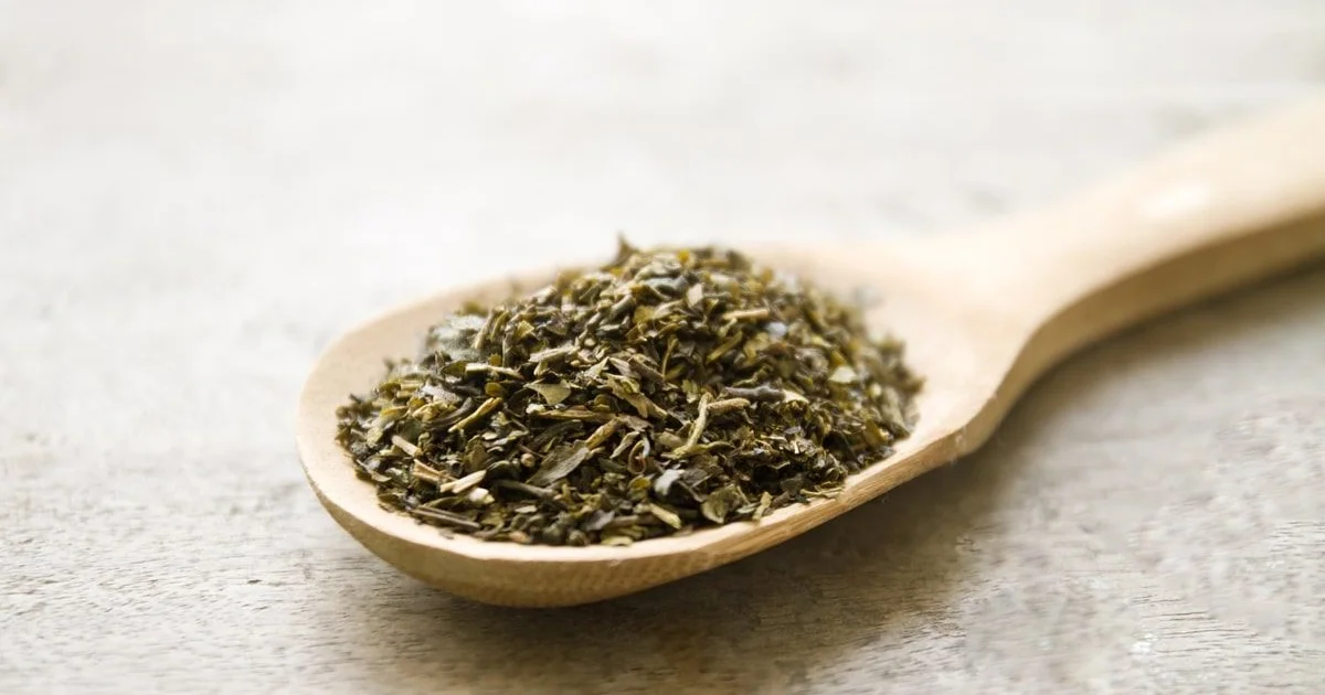 Oregano og smeltet voks: Den uventede løsning mod sommerens plager! - image 3