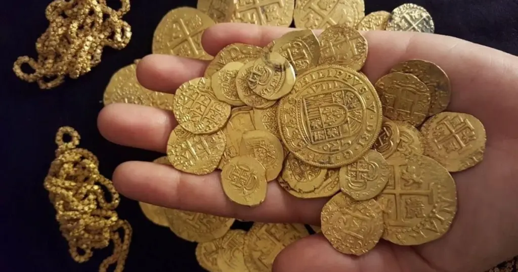 Århundredets Fund: Guldskat med mønter og barrer opdaget på tjekkisk mark! - image 1