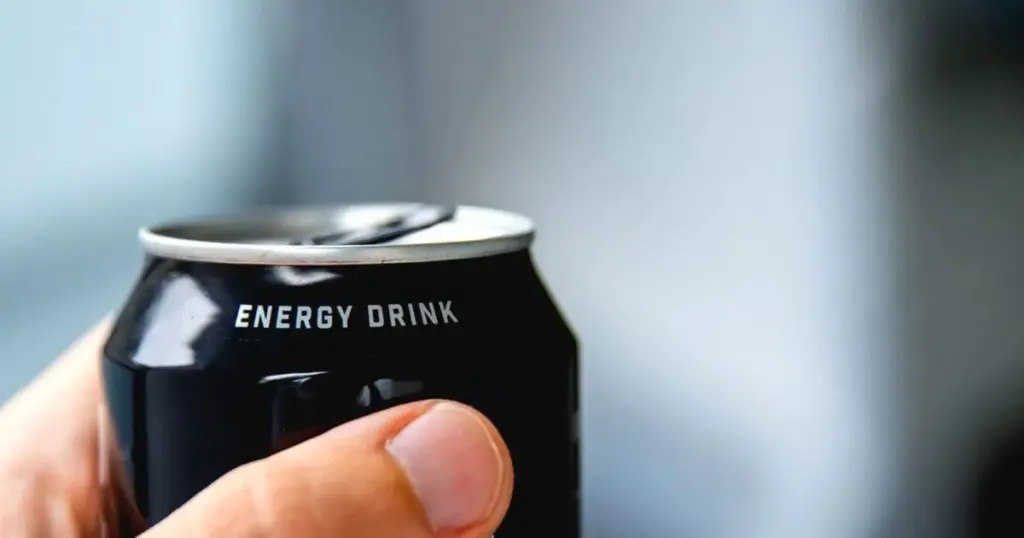 Mand ramt af slagtilfælde efter otte energidrikke dagligt: En advarsel om koffeinens farer - image 1