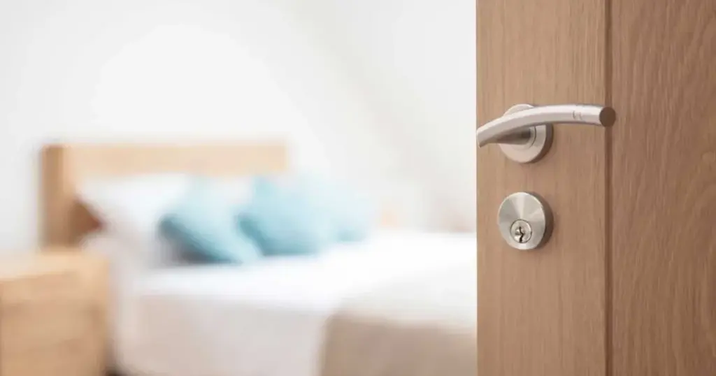 Sover du med åben dør? Psykologer afslører 6 personlighedstræk, det kan sige om dig! - image 1