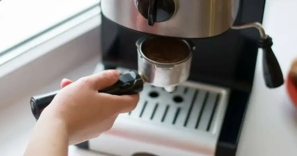Få den perfekte kop kaffe hver gang: Den ultimative guide til rengøring af din kaffemaskine og forebyggelse af kalk - image 1