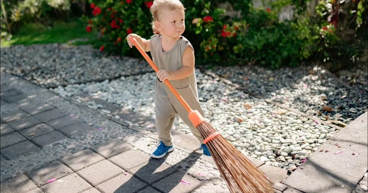 Det geniale rengøringstrick: Derfor skal du sætte en gammel sok på din kost, når du fejer gulvet! - image 2
