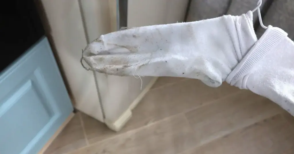Det geniale rengøringstrick: Derfor skal du sætte en gammel sok på din kost, når du fejer gulvet! - image 1