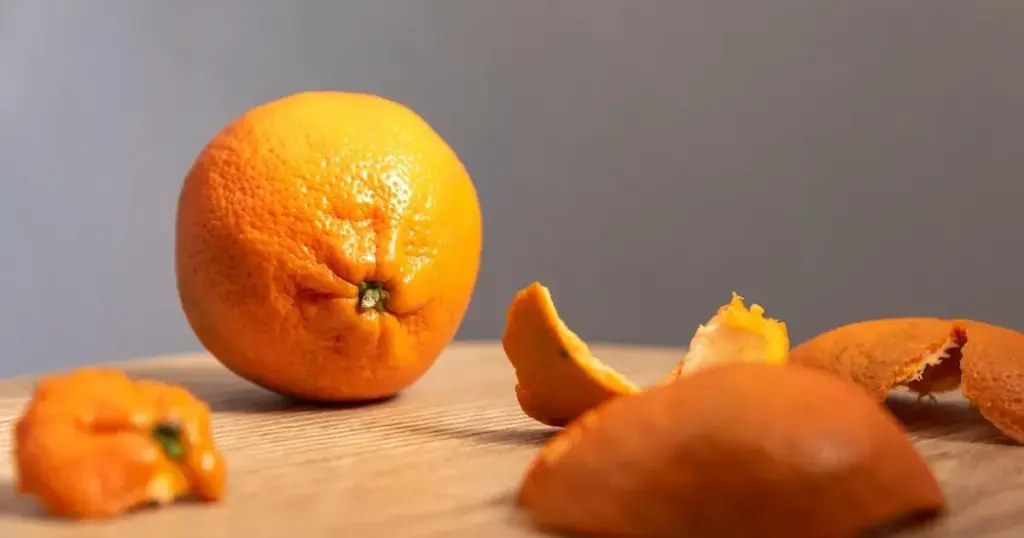 Smid ikke appelsinskrællerne ud i december: Lav et fantastisk naturligt rengøringsmiddel! - image 1