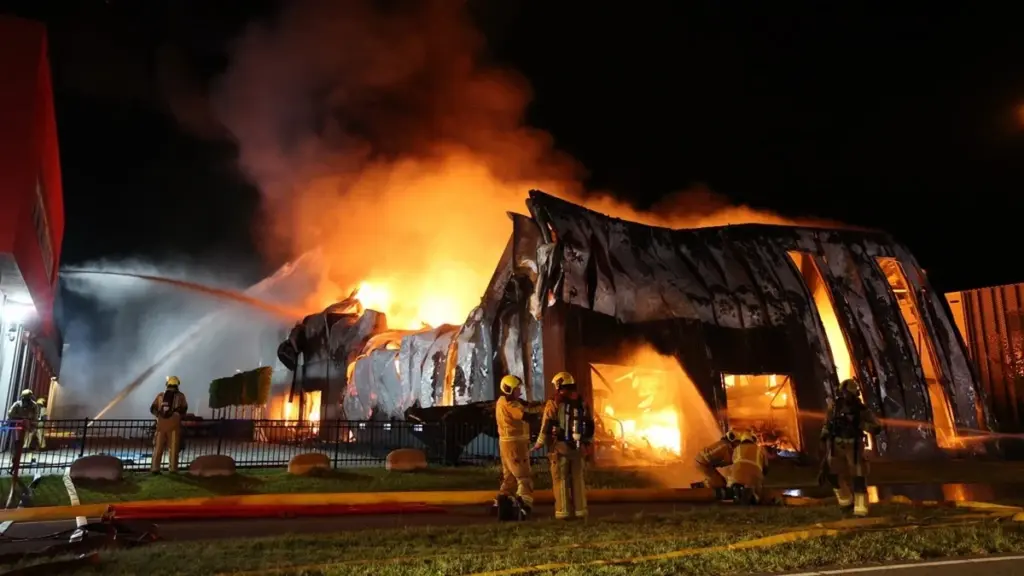 Storbrand ved A4 i Den Hoorn: Eksperternes råd til kørsel i farlig røg